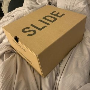 Yeezy slides size 4 in Men